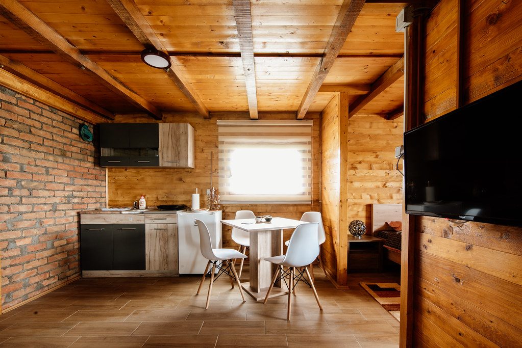 Cocina completa de la casa con mesa de madera