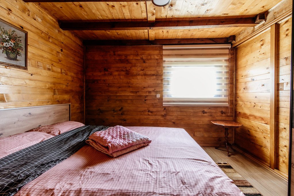 Una de las cinco habitaciones, con vigas de madera vistas