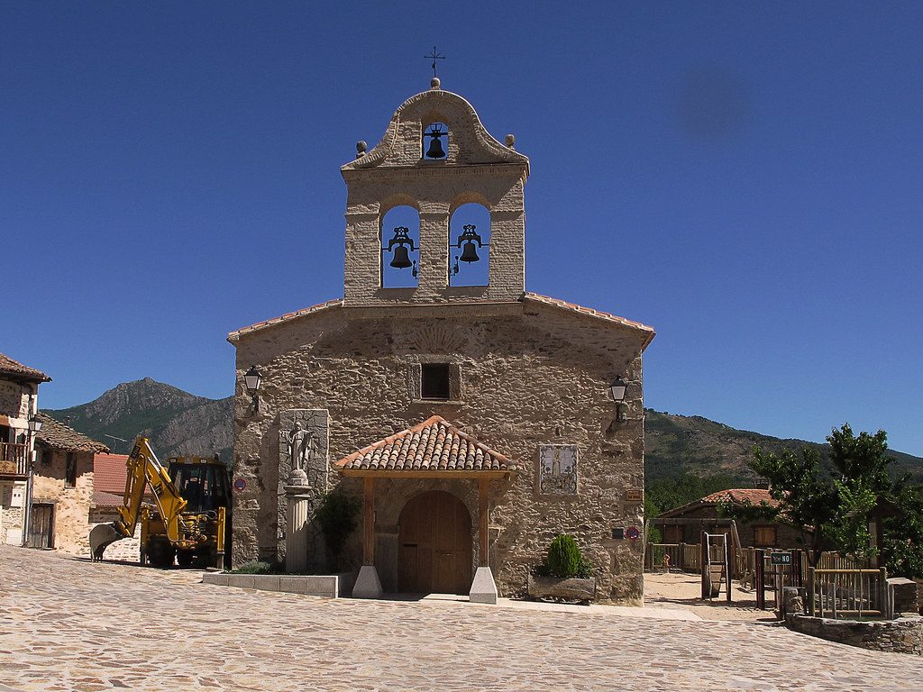 Iglesia de La Hiruela, uno de los pueblos negros de pizarra de la Sierra Norte de Madrid, a un paseo de la casa
