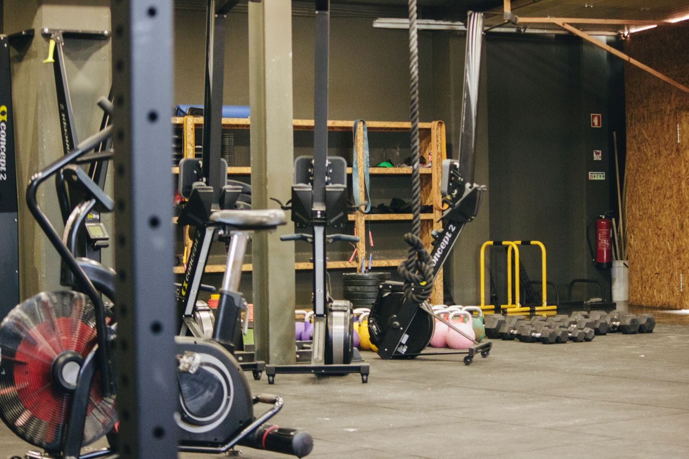 Zona de cardio y funcional de Terne: bicis, remo y kettlebells sobre suelo de caucho