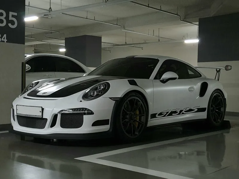 Porsche 911 GT3 RS, Blanco con franjas en negro brillo