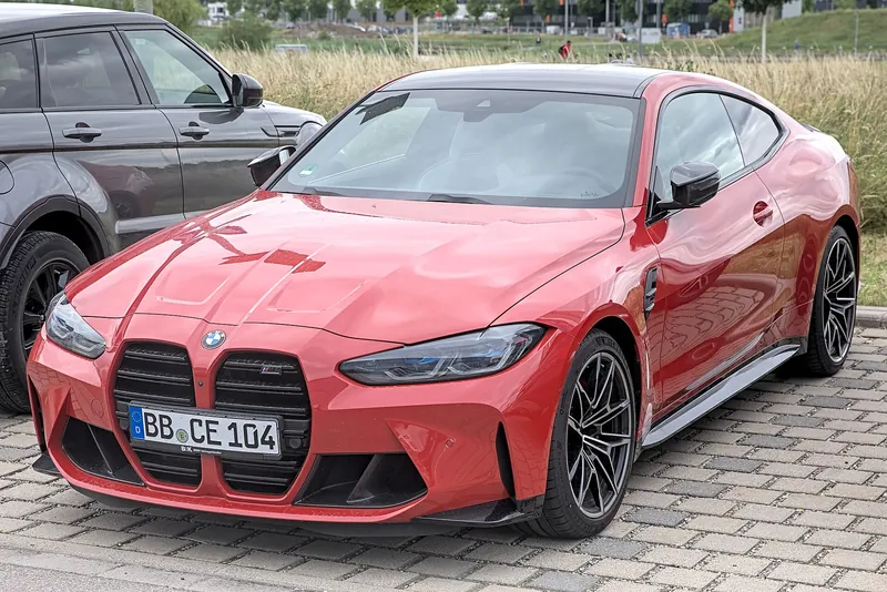 BMW M4 Competition, Rojo satinado, techo en carbono